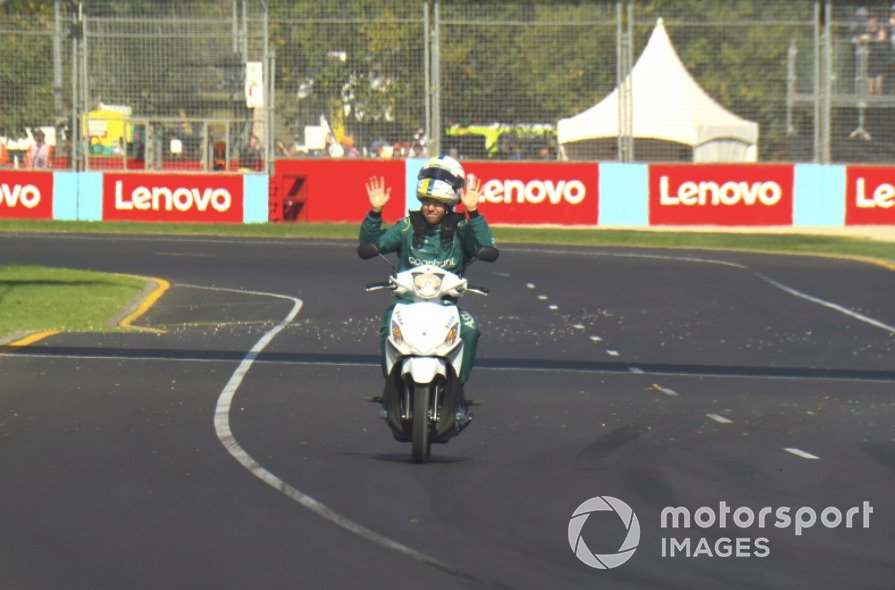 Sebastian Vettel in pista con lo scooter