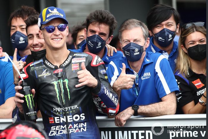 Pole para Fabio Quartararo, Yamaha Factory Racing, con Lin Jarvis