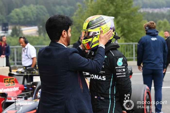 Mohammed bin Sulayem, Presidente de la FIA, con Lewis Hamilton, Mercedes-AMG