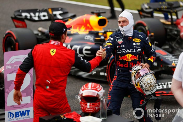 Charles Leclerc, de Ferrari, felicita a Max Verstappen, de Red Bull Racing, por conseguir la pole