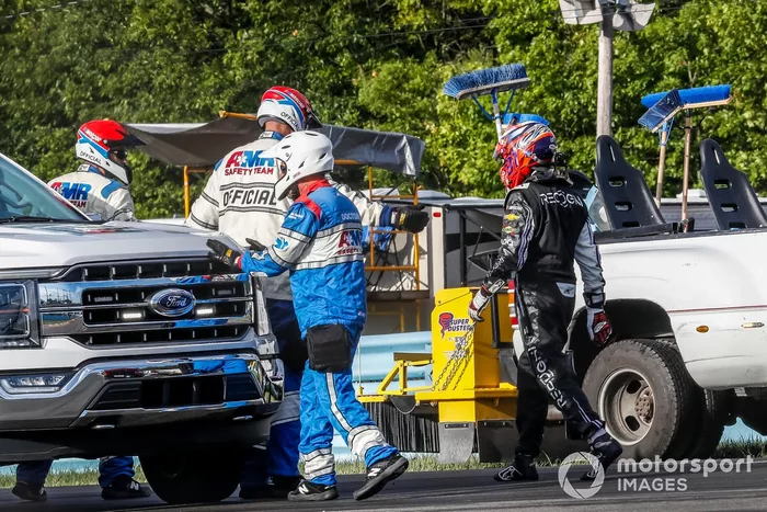 Kimi Raikkonen, TrackHouse Racing, Recogni Chevrolet Camaro camina hacia la ambulancia