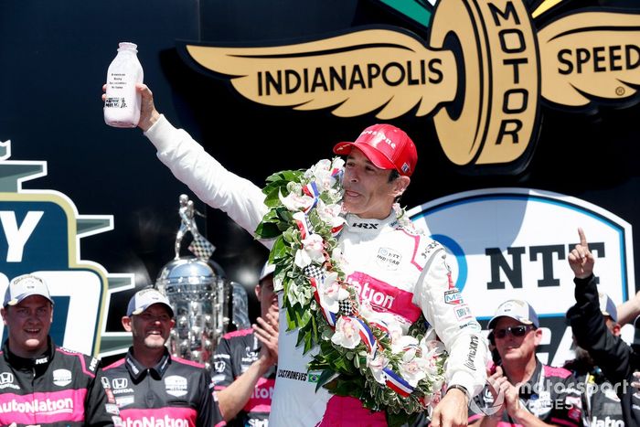 Ganador de la carrera Helio Castroneves, Meyer Shank Racing Honda celebran