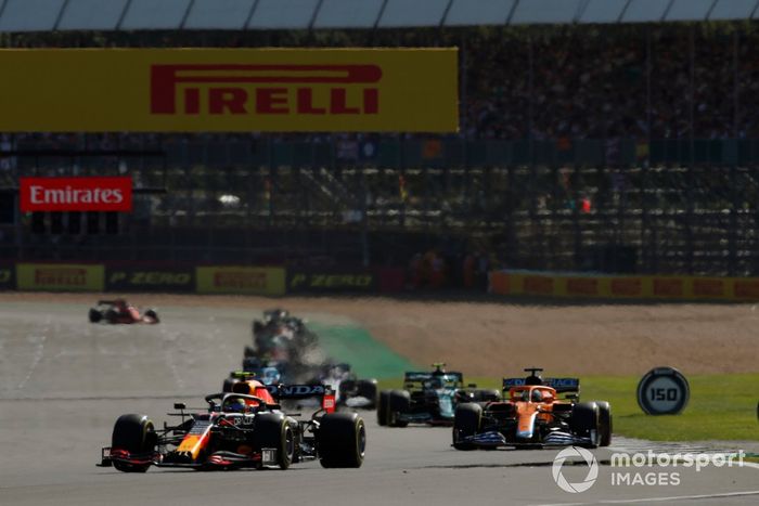 Sergio Pérez, Red Bull Racing RB16B, Daniel Ricciardo, McLaren MCL35M