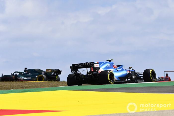 Lance Stroll, Aston Martin AMR21, Esteban Ocon, Alpine A521