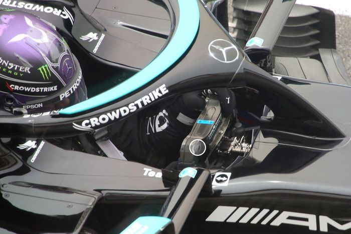 detalle del botón protegido del volante del Mercedes W12 de Lewis Hamilton