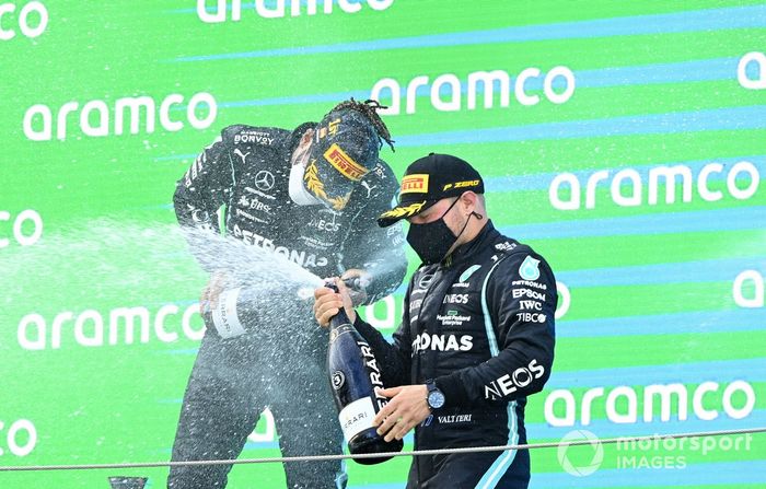 Podio: ganador de la carrera Lewis Hamilton, Mercedes, tercer lugar Valtteri Bottas, Mercedes