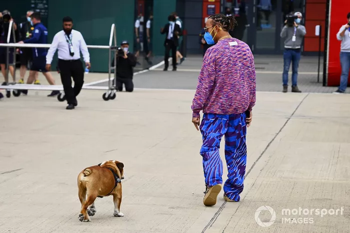 Lewis Hamilton, Mercedes, con su perro Roscoe