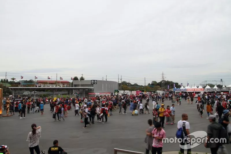 Fans salen del circuito de Suzuka 