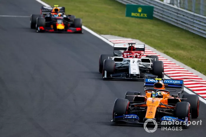 Lando Norris, McLaren MCL34, precede Kimi Raikkonen, Alfa Romeo Racing C38, e Pierre Gasly, Red Bull Racing RB15