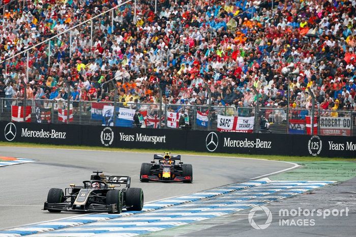 Romain Grosjean, Haas F1 Team VF-19, Pierre Gasly, Red Bull Racing RB15