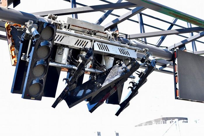 Reparación de las luces de salida después de que un autobús se estrelló contra ellas