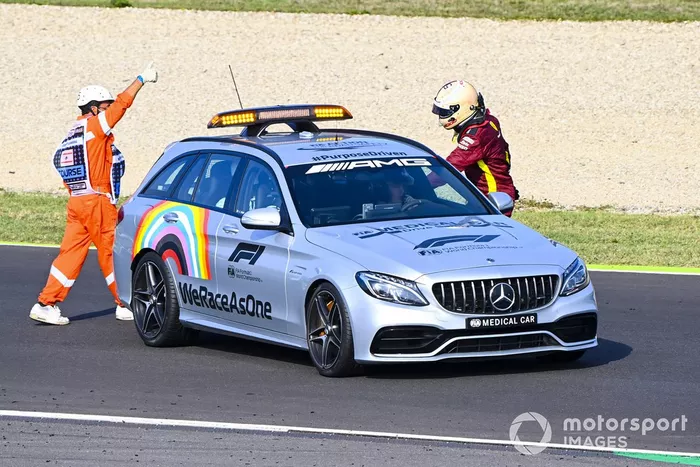 El Medical car se lleva a Sebastian Vettel, Ferrari