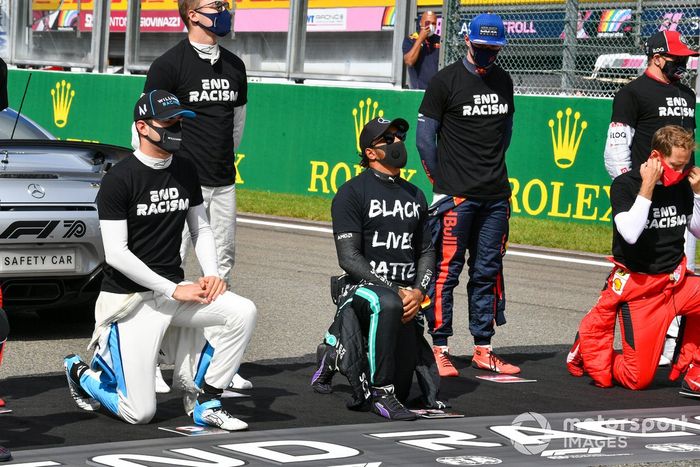 Nicholas Latifi, Williams Racing, Lewis Hamilton, Mercedes-AMG F1, y Sebastian Vettel, Ferrari, se arrodillan en apoyo de la campaña del fin del racismo