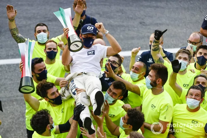 Ganador Pierre Gasly, AlphaTauri se sube a los hombros de su equipo para celebrar