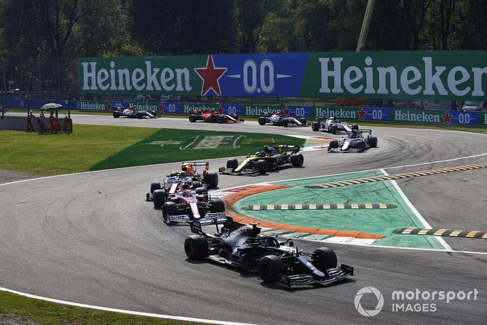 Valtteri Bottas, Mercedes F1 W11, Lance Stroll, Racing Point RP20, Max Verstappen, Red Bull Racing RB16, Esteban Ocon, Renault F1 Team R.S.20, al inicio