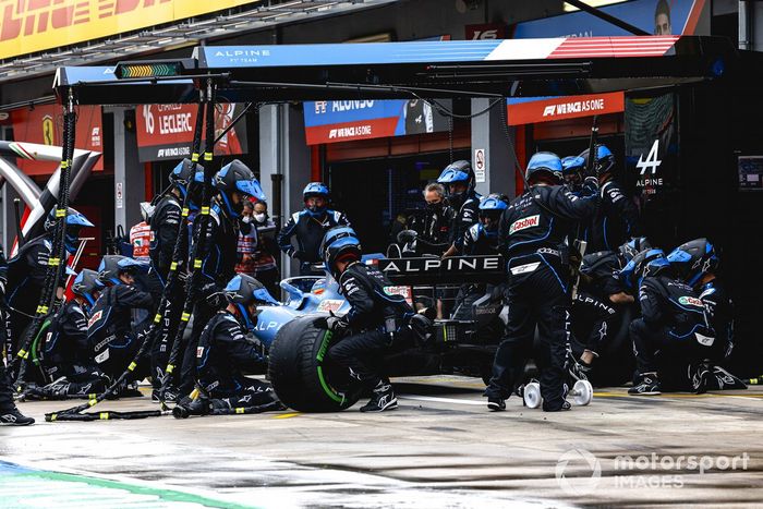 Fernando Alonso, Alpine A521 pit stop