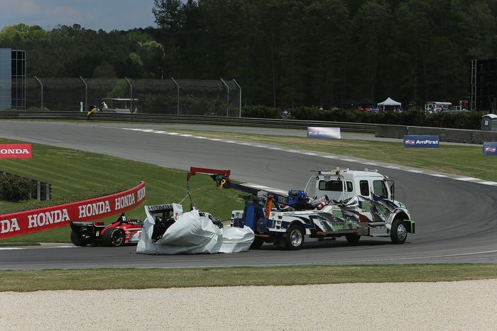 El monoplaza dañado de Josef Newgarden, Team Penske Chevrolet