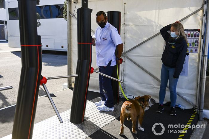 Lewis Hamilton, Mercedes-AMG F1 con su perro Roscoe