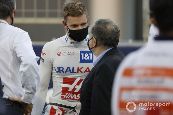 Mick Schumacher, Haas F1, con Jean Todt, Presidente de la FIA