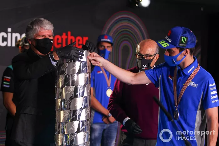 Campeón del mundo 2020 de MotoGP, Joan Mir, Team Suzuki MotoGP, con su trofeo, Jorge Viegas, presidente de la FIM, y Carmelo Ezpeleta, CEO de Dorna