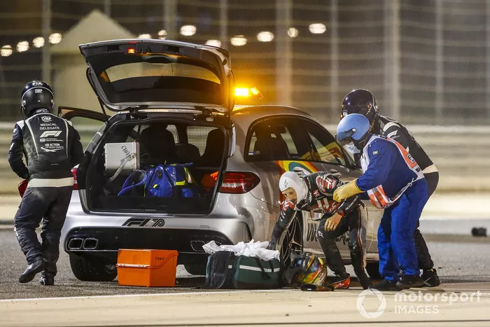 Delegados médicos asisten a Romain Grosjean, Haas F1, después del accidente en la primera vuelta