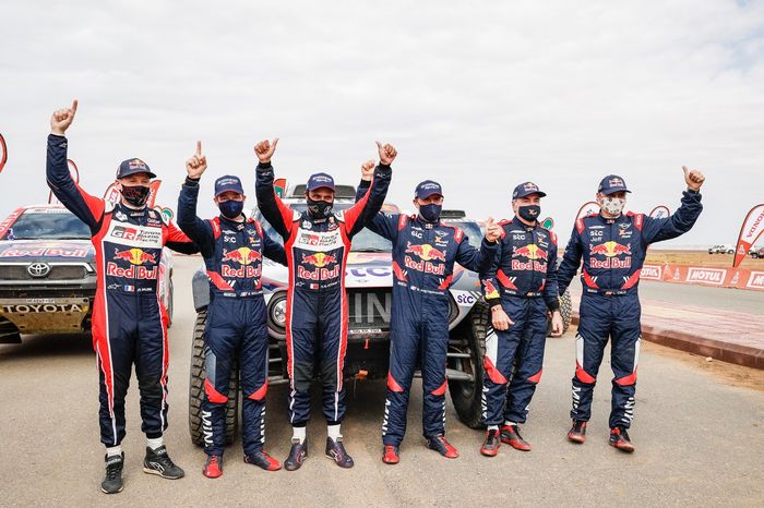 #302 X-Raid Mini JCW Team: Stéphane Peterhansel, Edouard Boulanger, #301 Toyota Gazoo Racing: Nasser Al-Attiyah, Matthieu Baumel, #300 X-Raid Mini JCW Team: Carlos Sainz, Lucas Cruz