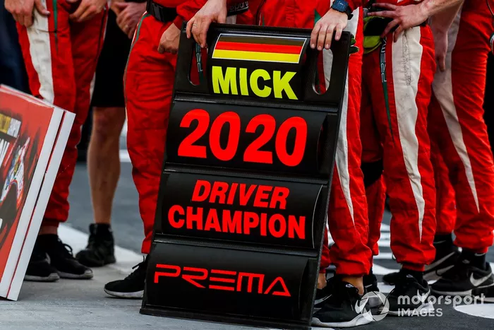 El campeón de F2 Mick Schumacher, Prema Racing celebra en Parc Ferme 