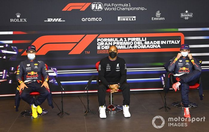 Los tres primeros clasificados tercero Max Verstappen, Red Bull Racing, segundo Sergio Pérez, Red Bull Racing, y el ganador de la pole Lewis Hamilton, Mercedes en la conferencia