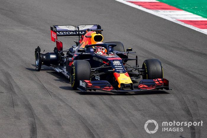 Max Verstappen, Red Bull Racing RB15 con un pinchazo