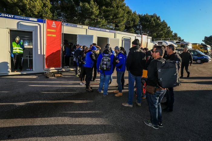 Verificaciones en Paul Ricard antes del embarque del Dakar 2020