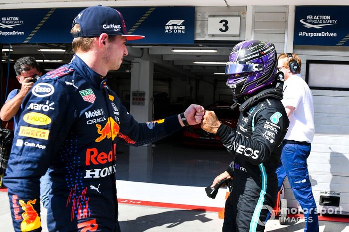 Ganador de la pole, Lewis Hamilton, Mercedes, choca el puño con Max Verstappen, Red Bull Racing, tercer puesto en Parc Ferme tras la clasificación