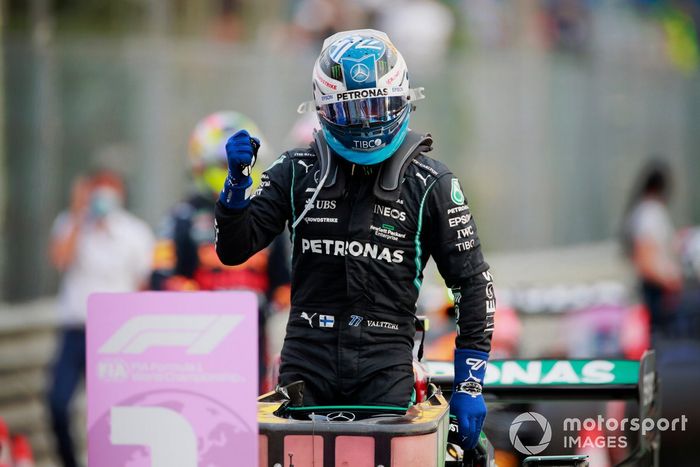 Ganador del primer puesto Valtteri Bottas, Mercedes, celebra en Parc Ferme