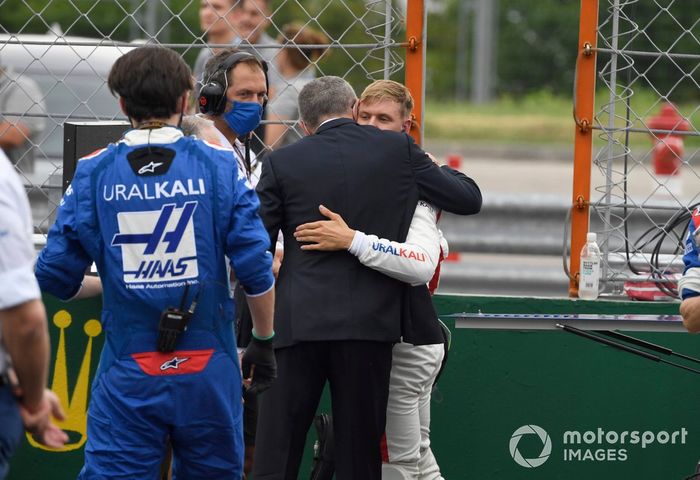 Stefano Domenicali, director general de la Fórmula 1, y Mick Schumacher, de Haas F1, en la parrilla de salida