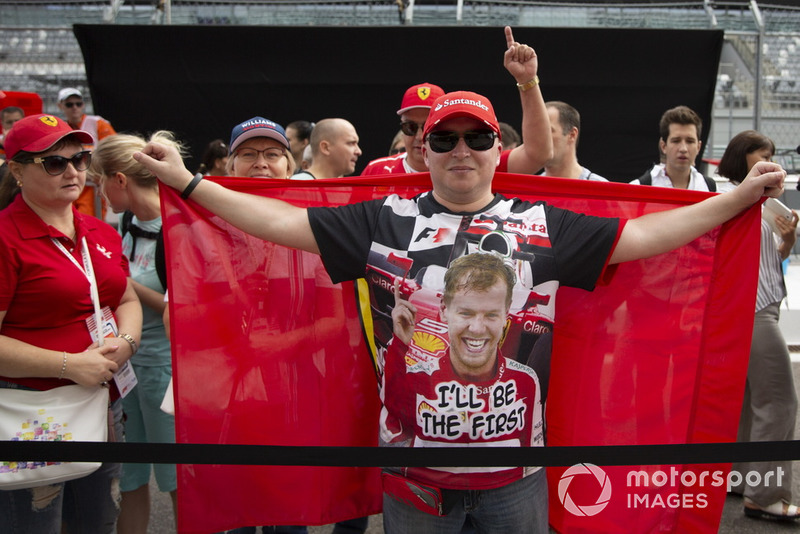 Des fans de Sebastian Vettel, Ferrari avec un drapeau