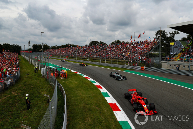 Kimi Raikkonen, Ferrari SF71H, Lewis Hamilton, Mercedes AMG F1 W09