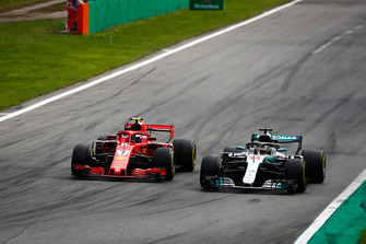 Kimi Raikkonen, Ferrari SF71H, Lewis Hamilton, Mercedes AMG F1 W09