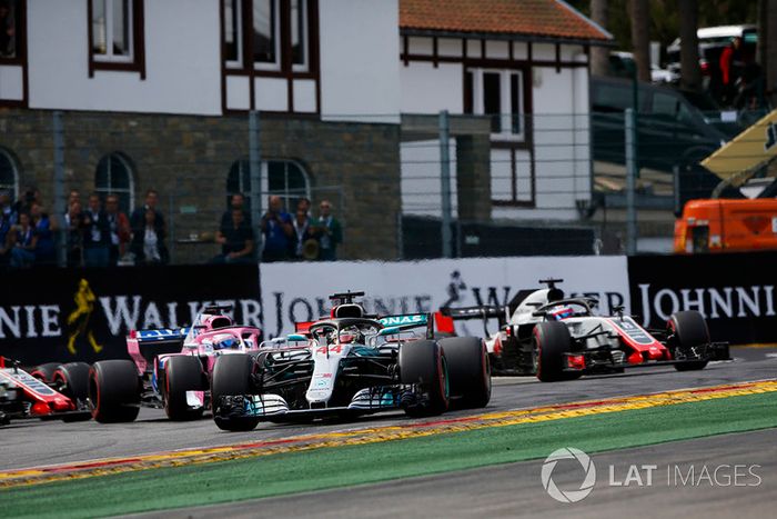 Lewis Hamilton, Mercedes AMG F1 W09, ; Sebastian Vettel, Ferrari SF71H, Sergio Perez, Racing Point Force India VJM11, Esteban Ocon, Racing Point Force India VJM1, yRomain Grosjean, Haas F1 Team VF-18, al inicio