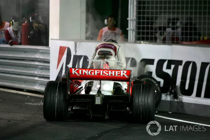 Adrian Sutil, Force India F1 VJM01 percute le mur