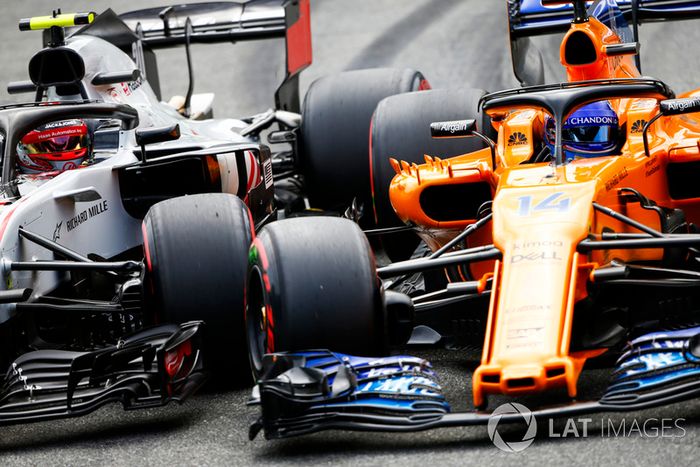 Kevin Magnussen, Haas F1 Team VF-18, y Fernando Alonso, McLaren MCL33, batallan en Monza