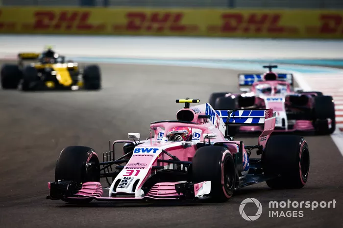 Esteban Ocon, Racing Point Force India VJM11 precede Sergio Perez, Racing Point Force India VJM11 