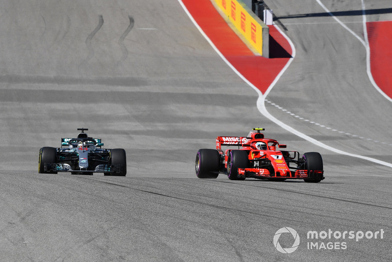 Kimi Raikkonen, Ferrari SF71H precede Lewis Hamilton, Mercedes-AMG F1 W09