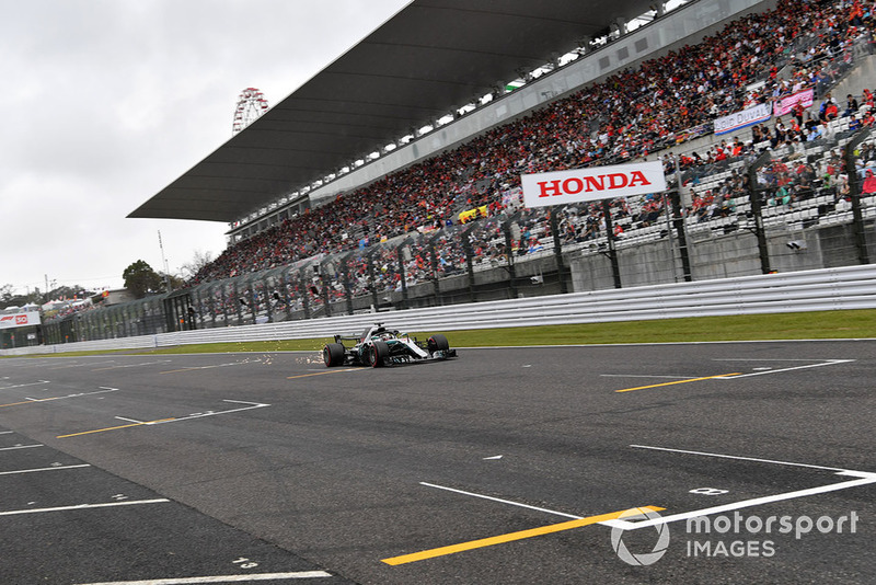 Lewis Hamilton, Mercedes-AMG F1 W09, solleva scintille
