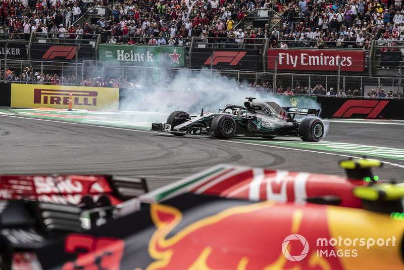Lewis Hamilton, Mercedes-AMG F1 W09 EQ Power+ celebra con donas