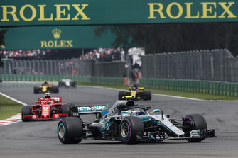 Valtteri Bottas, Mercedes AMG F1 W09 EQ Power+ leads Kimi Raikkonen, Ferrari SF71H