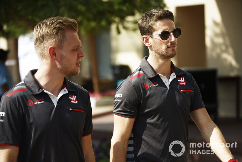 Kevin Magnussen, Haas F1 Team et Romain Grosjean, Haas F1 Team dans le paddock 