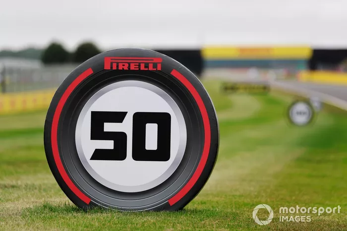 Anuncios de Pirelli en el circuito