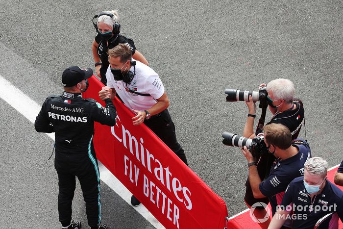 Ganador de la pole Valtteri Bottas, Mercedes AMG F1