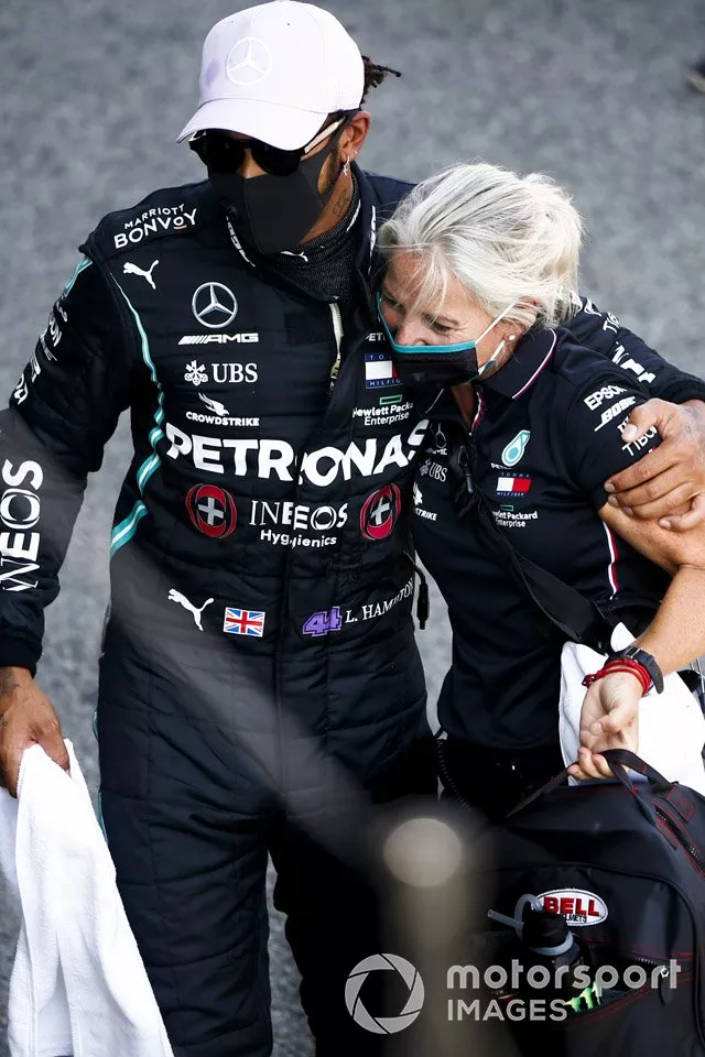 Ganador de la pole Lewis Hamilton, Mercedes-AMG Petronas F1 y Angela Cullen, Physio para Lewis Hamilton celebran en Parc Ferme 