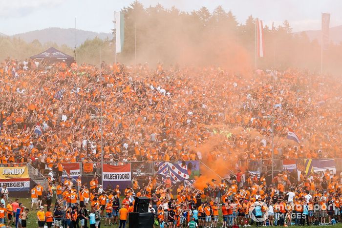 Los fans holandeses llenan el aire de naranja tras la victoria de Max Verstappen, de Red Bull Racing