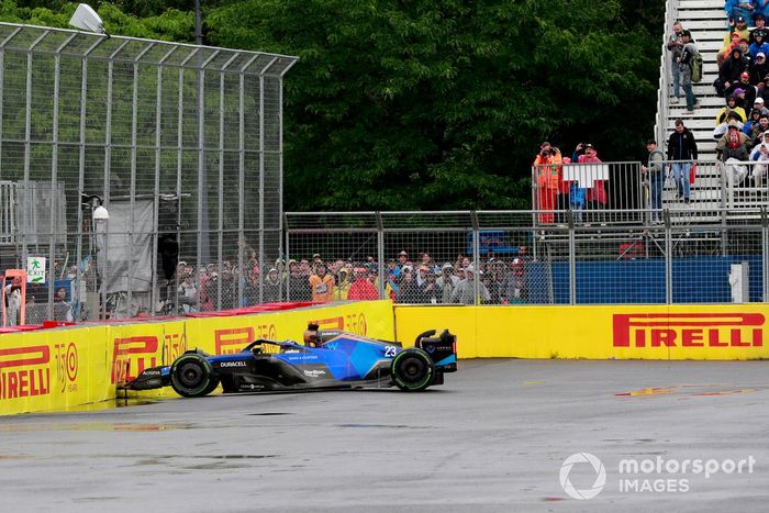 Alex Albon, Williams FW44, choca contra la barrera